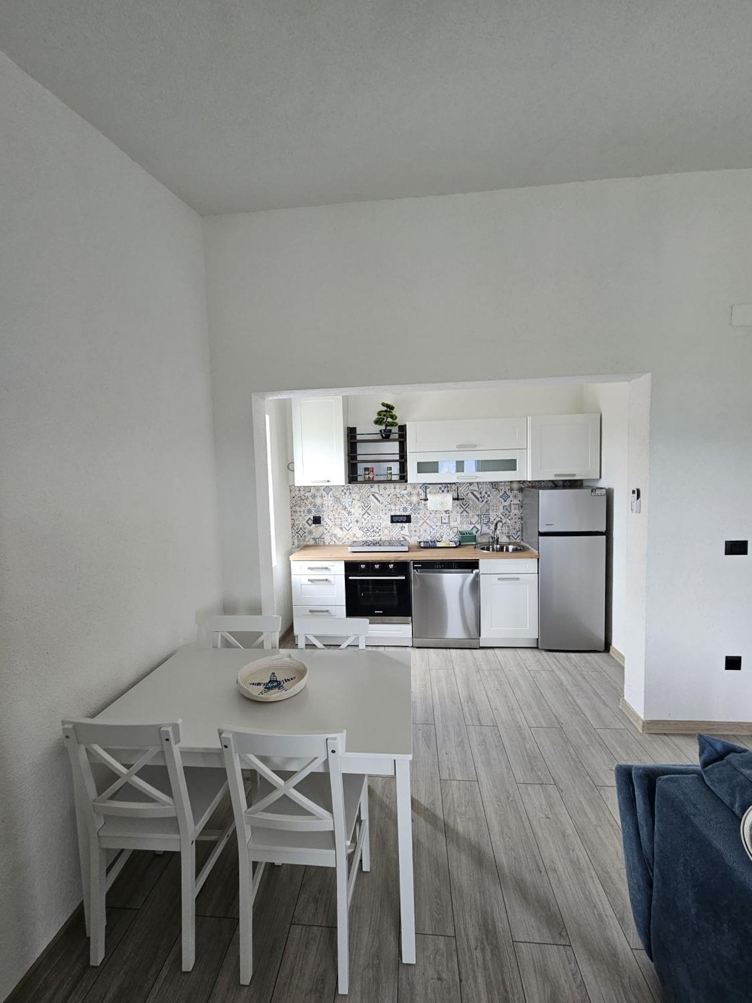 Apartmani 1 Pinezici Dış mekan fotoğraf