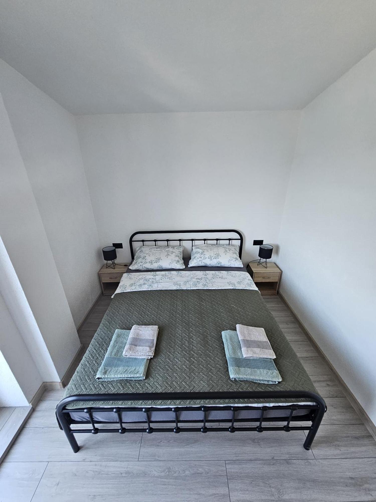 Apartmani 1 Pinezici Dış mekan fotoğraf